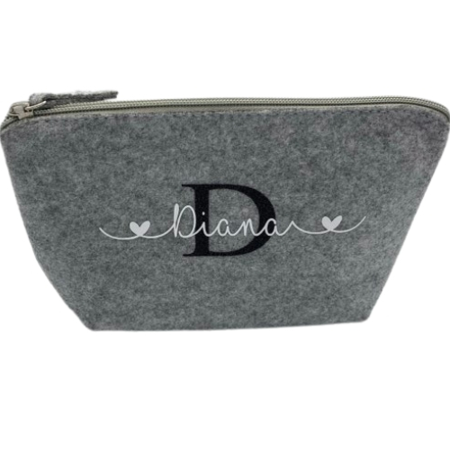 Kulturbeutel Design 2 mit Initial und Name in Herzschrift